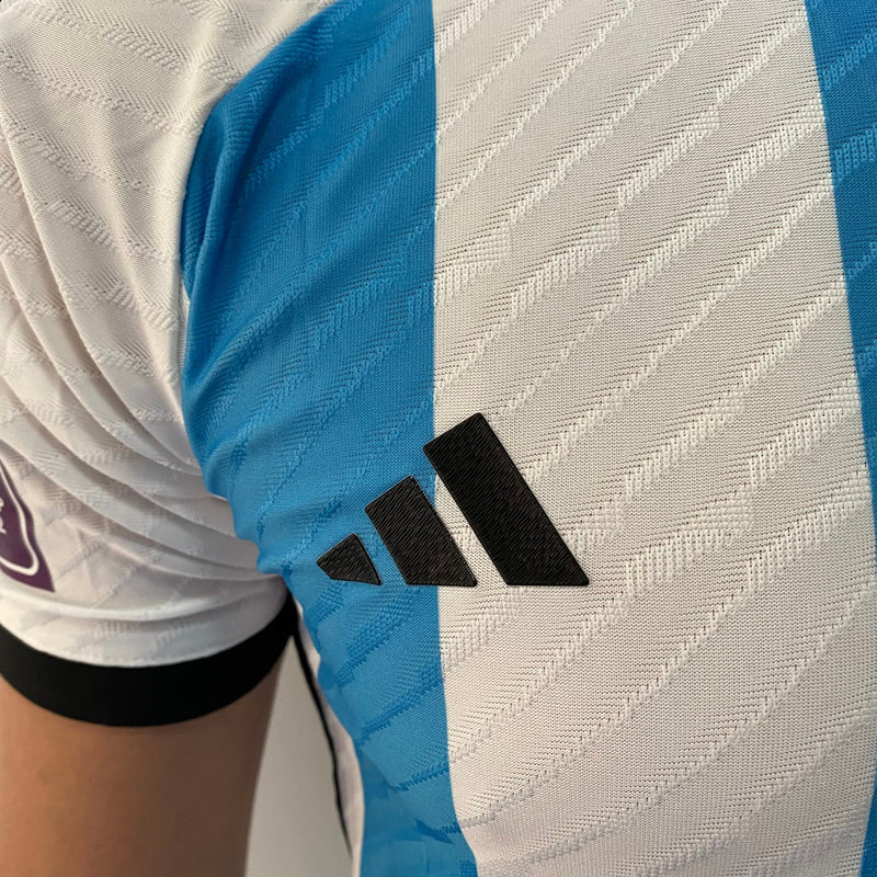 Camisa Argentina Home – Campeão Mundial – (2) Patch Copa do Mundo Catar – 3 Estrelas – Messi 10 – 2023 Adidas – Versão Jogador