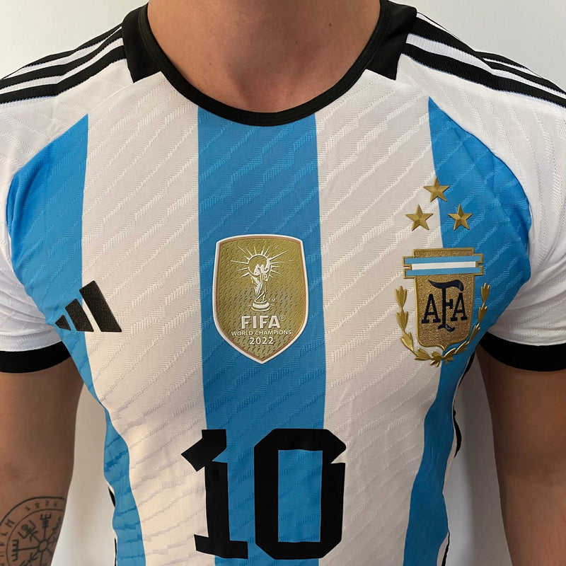 Camisa Argentina Home – Campeão Mundial – (2) Patch Copa do Mundo Catar – 3 Estrelas – Messi 10 – 2023 Adidas – Versão Jogador