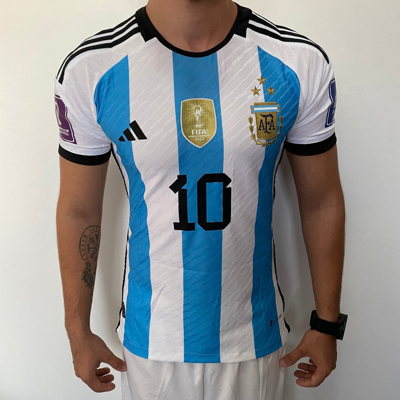 Camisa Argentina Home – Campeão Mundial – (2) Patch Copa do Mundo Catar – 3 Estrelas – Messi 10 – 2023 Adidas – Versão Jogador