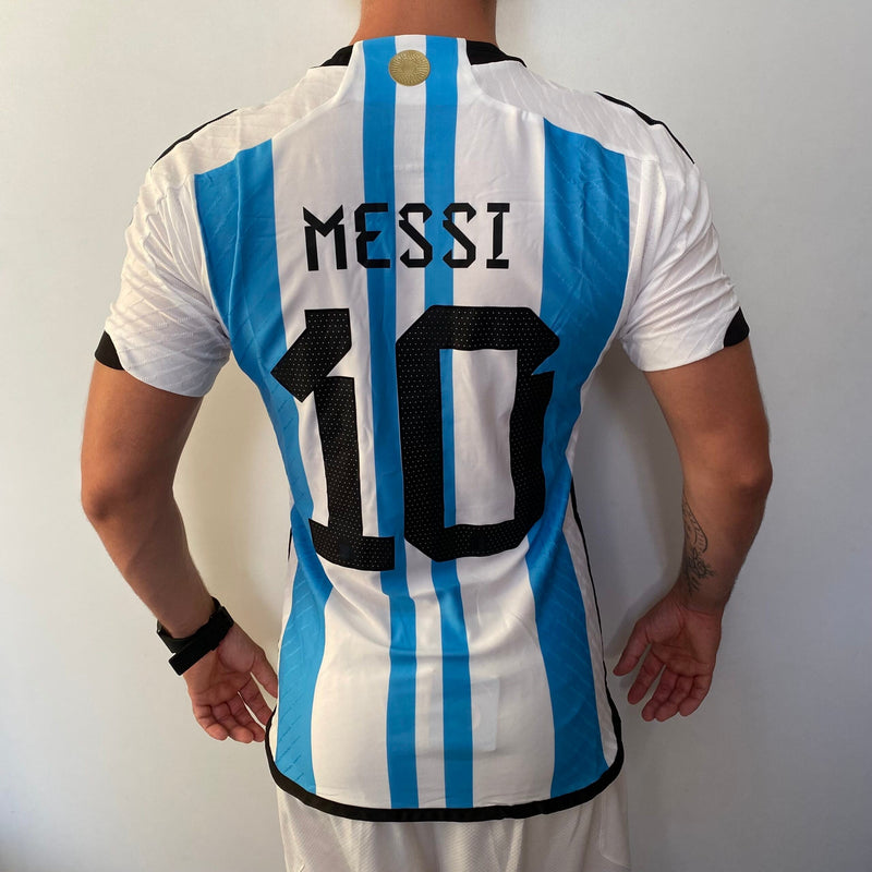 Camisa Argentina Home – Campeão Mundial – (2) Patch Copa do Mundo Catar – 3 Estrelas – Messi 10 – 2023 Adidas – Versão Jogador